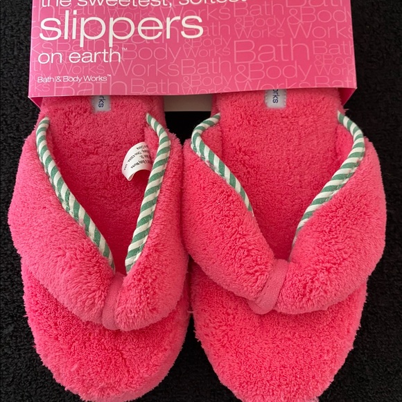 Bath & Body Works Slippers - S/M - NWT - Picture 2 of 3